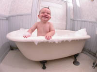 μωρό στη μπανιέρα