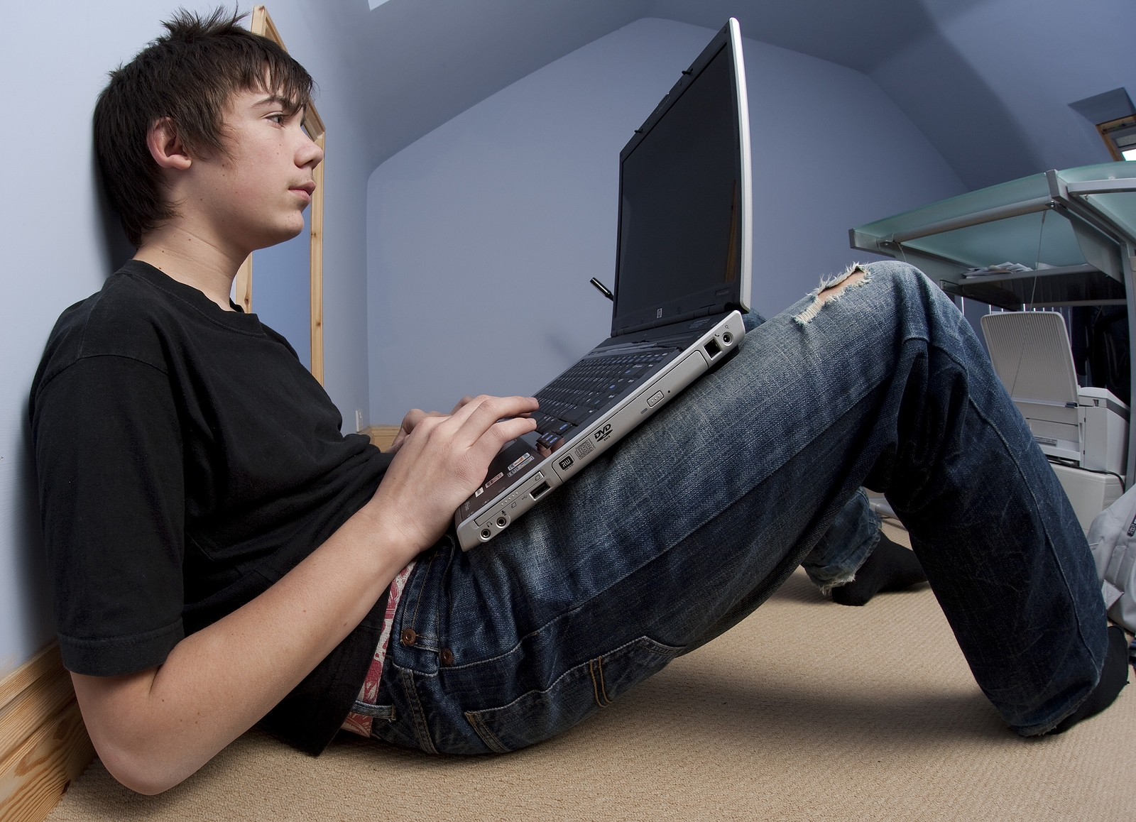 Зависимость игр подростков. Компьютерная зависимость. Зависимость от компьютера. Зависимость от компьютерных игр. Подросток и компьютер.