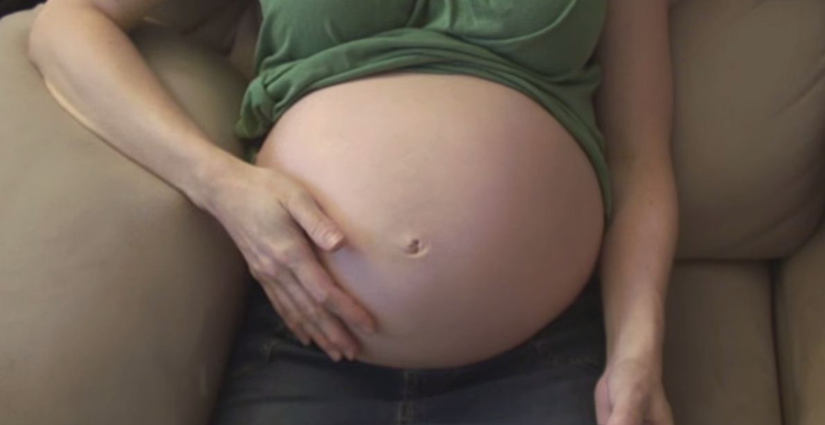 37 недель мальчик. Шевеление малыша в животе. Ребёнок толкаеться в животе. Беременный животик шевелится.