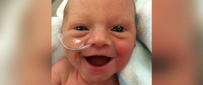 Το χαμόγελο ενός πρόωρου μωρού στην μανούλα του