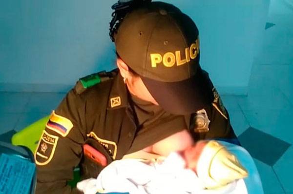 Γυναίκα αστυνομικός σώζει τη ζωή μωρού θηλάζοντάς το