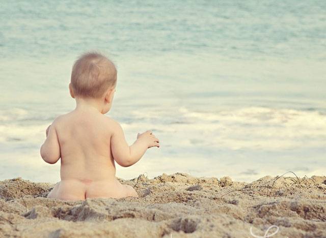 Πώς πρέπει να ντύσετε το παιδί σας στην παραλία | paidorama.com