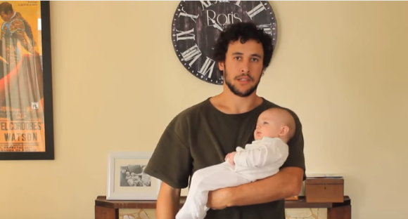 Ένας μπαμπάς κρατάει ένα μωρό και μας κάνει να γελάσουμε (βίντεο)