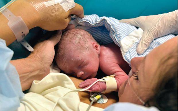 Μωράκι γεννιέται μετά από μεταμόσχευση μήτρας
