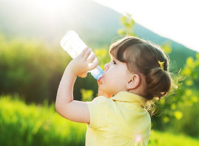 Γιατί το παιδί πρέπει να πίνει πολύ νερό;