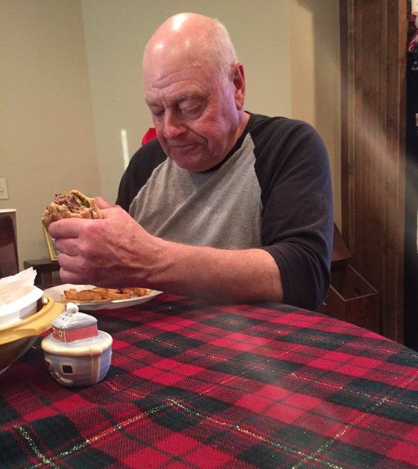 Παππούς ετοίμασε burger για τα εγγόνια του
