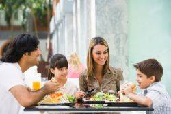 Πώς να δειπνήσετε έξω με τα παιδιά… και να το απολαύσετε! (ηλικία 2 έως 4 ετών)