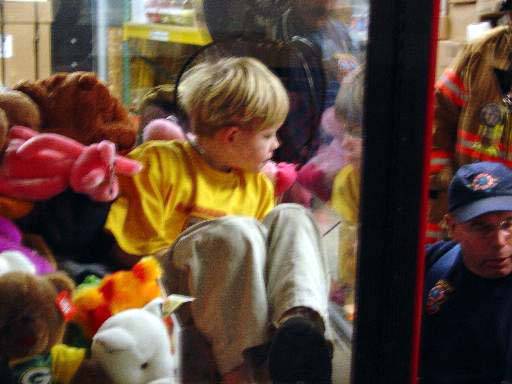 Ένα μικρό αγόρι μέσα σε μηχανή για παιχνίδια
