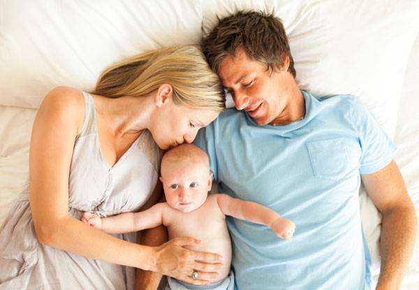 Όταν το μωρό μοιράζεται το ίδιο κρεβάτι με τους γονείς του