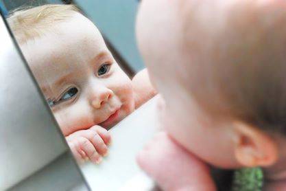 Αναγνωρίζουν τα μωρά τον εαυτό τους στον καθρέφτη;