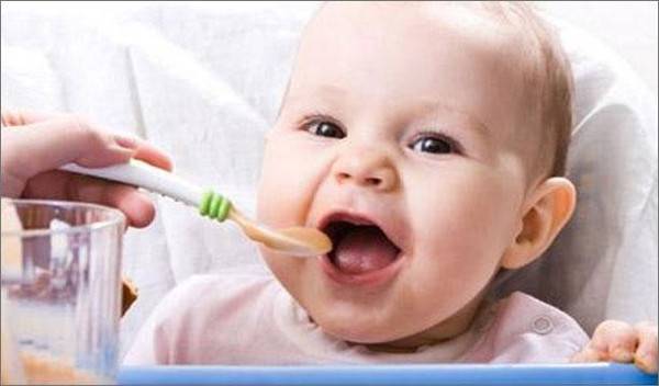 Με ποια στέρεα τρόφιμα πρέπει να αρχίσει να τρώει το μωρό (μετά το γάλα) και γιατί