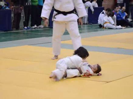 Μάχη Judo από δύο χαριτωμένα κοριτσάκια!
