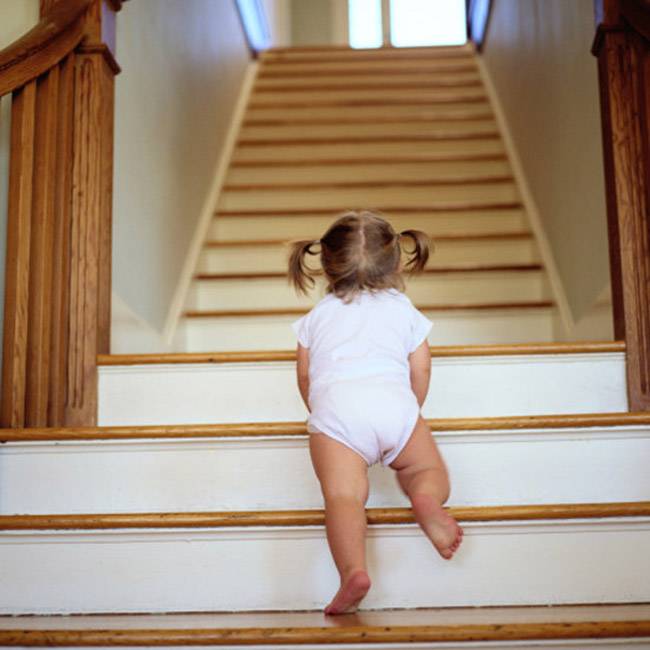Ανεβαίνω- Κατεβαίνω τις σκάλες: Μάθετε στο παιδί σας να είναι ασφαλές.