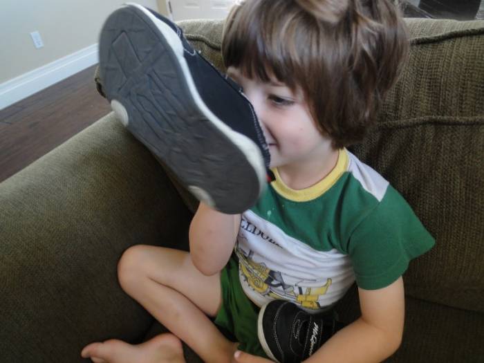 Μήπως μυρίζουν τα παπούτσια των παιδιών σας;