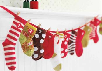 Χριστουγεννιάτικο ημερολόγιο με παιδικές κάλτσες