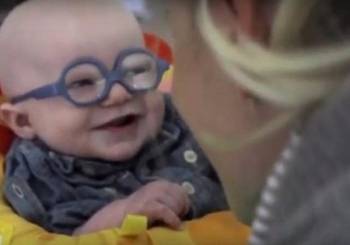 Μωράκι βλέπει τη μητέρα του για πρώτη φορά με νέα γυαλιά