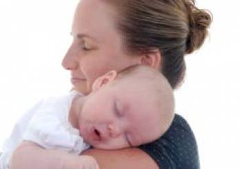 Γιατί η μητρική αγκαλιά ηρεμεί το μωρό.