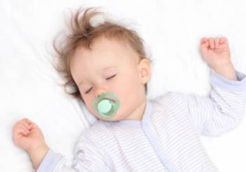  Πρακτικές και έξυπνες συμβουλές για να κοιμάται καλά το μωράκι σας