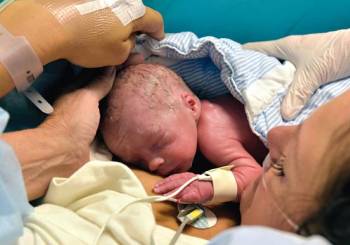 Μωράκι γεννιέται μετά από μεταμόσχευση μήτρας