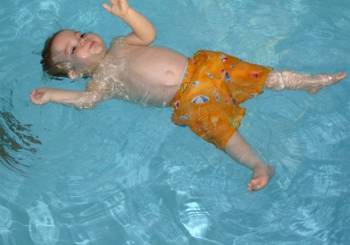 Μαθήματα κολύμβησης για βρέφη και νήπια στην πισίνα