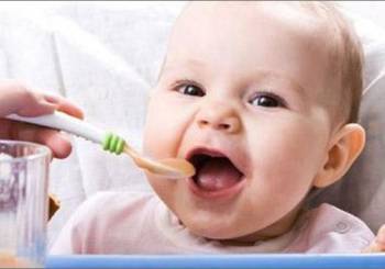Με ποια στέρεα τρόφιμα πρέπει να αρχίσει να τρώει το μωρό (μετά το γάλα) και γιατί
