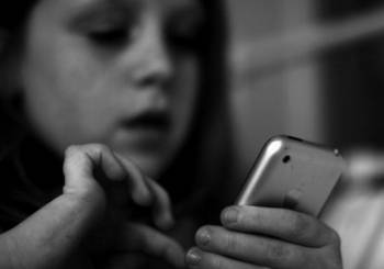 Μεγάλη έρευνα για την επιρροή των κινητών τηλεφώνων στην ανάπτυξη του παιδικού εγκεφάλου 