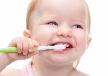 Μαθαίνοντας το παιδί σας να βουρτσίζει τα δόντια του!