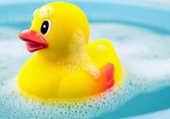 Πως να καθαρίσετε σωστά τα παιχνίδια μπάνιου του παιδιού σας